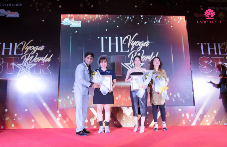 Đại diện Lady's House nhận cup của Vyoga dành cho nhà tài trợ vàng