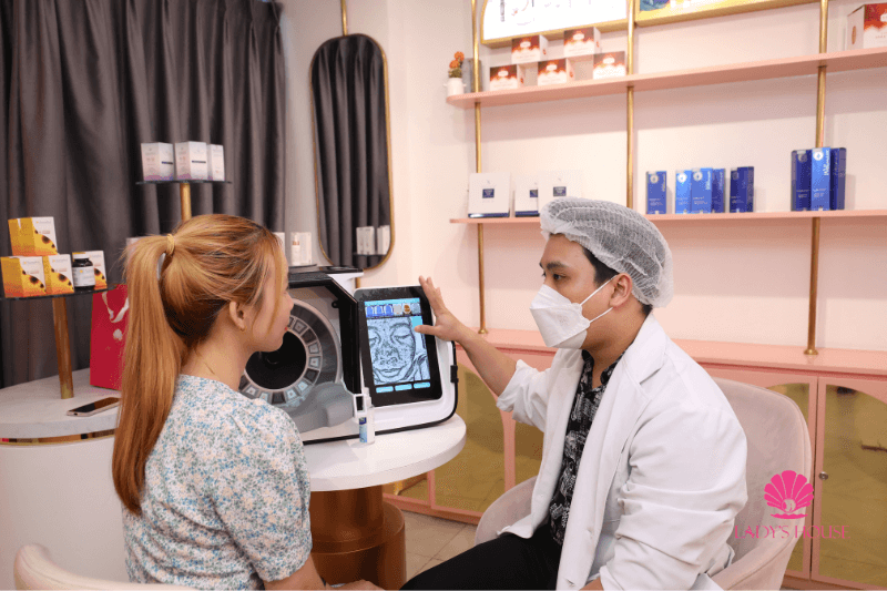 Bác sĩ Lady's House thăm khám da cho khách hàng
